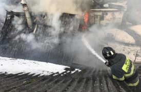 В Новомосковском районе пожар уничтожил крышу дома