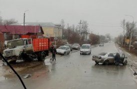 В Барсуках мусоровоз и легковушка не поделили дорогу