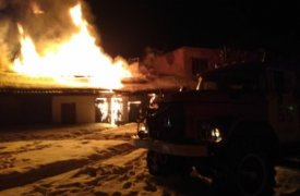 В Кимовске 12 огнеборцев тушили горящие сараи