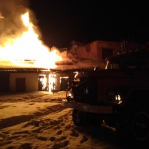 В Кимовске 12 огнеборцев тушили горящие сараи