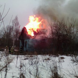 В горящем доме в Киреевске пострадал человек