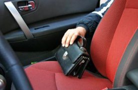 19-летний житель Черни крал деньги из незакрытых машин