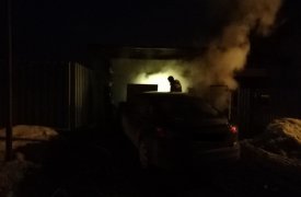 В Новомосковске загорелся гараж