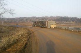Ночью под Тулой фура опрокинулась на бок