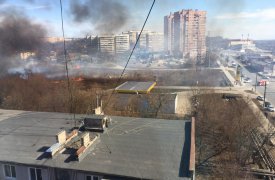 В Туле тушат сильный пожар возле магазина «Океан»