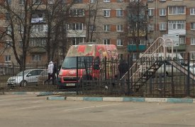 В Туле на Городском переулке микроавтобус влетел в детскую площадку