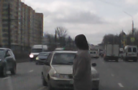 Водитель, выехавший на встречку, чтобы припугнуть пешехода-нарушителя, сам «попал» на 5 тыс. рублей