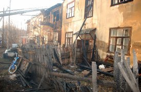 В Донском в результате пала травы четыре семьи остались без крыши над головой