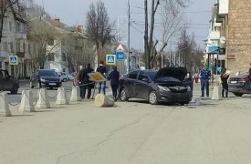В Щекино иномарка снесла ограждение и вылетела на тротуар