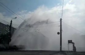 В тульском Заречье появился гейзер: из-под земли бьёт фонтан