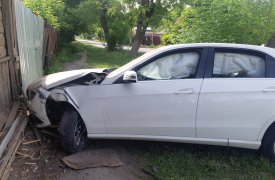 В Туле на ул. Кирова «Мерседес» влетел в забор