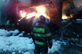 В Кимовском районе 26 пожарных два часа тушили пылающее здание