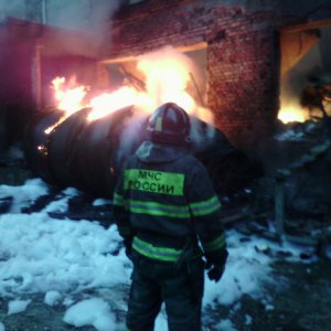 В Кимовском районе 26 пожарных два часа тушили пылающее здание