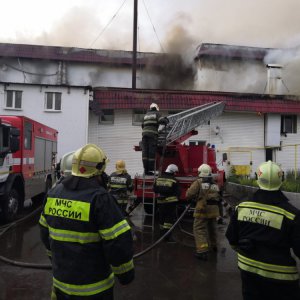 В Тульской области огонь уничтожил кровлю торгового центра