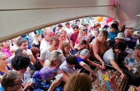 «Самоварфест»: дегустация гигантского тульского пряника вызвала у москвичей небывалый ажиотаж