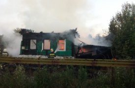 В Плеханово пожарные целый час тушили горящий деревянный дом
