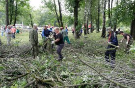 В Баташевском саду состоялся субботник