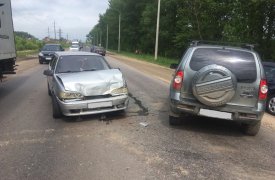 Под Тулой «ВАЗ» и «Шевроле Нива» не поделили дорогу