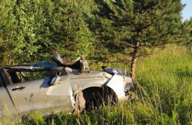В Заокском районе водитель «Лады» влетел в сосну и перевернулся