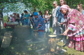 6 и 7 июля на Куликовом поле гостей научат делать свечи из вощины и печь блины на пеньках