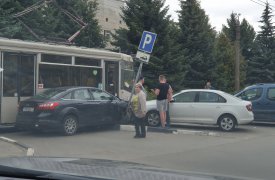 В Туле на Фридриха Энгельса легковушку зажало между трамваем и дорожным знаком