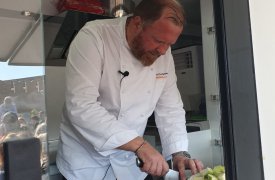 Шеф-повар Константин Ивлев накормит туляков рагу из креветок и кабачка