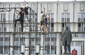 В Туле на площади Ленина начали монтировать сцену ко Дню города