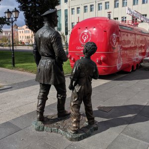 Недолго простоял: возле Тульского кремля убрали красный фургончик-закусочную