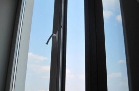 В Тульской области 68-летний пенсионер выпал из окна четвертого этажа и разбился насмерть