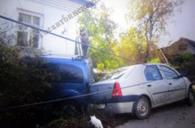 В Туле на ул. Капитана Громова две иномарки сломали столб и чуть не снесли жилой дом