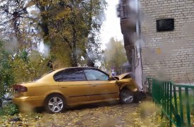 В Туле на Энгельса «Субару» врезался в пятиэтажку