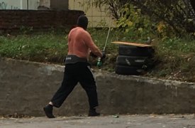 На улице туляки заметили полуголого мужчину с мечом и в маске
