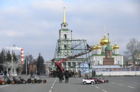 В Туле на главной площади начали устанавливать новогоднюю елку