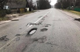 В Новомосковске из-за разбитой дороги школьный автобус не мог проехать, чтобы забрать детей на занятия