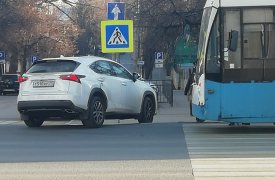 «Дорогое» ДТП в Туле на улице Гоголевской: «Лексус» не поделил дорогу с троллейбусом