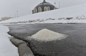 Тульские улицы обрабатывают противогололедными реагентами