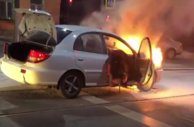В Туле на улице Оборонной полыхал автомобиль. Видео