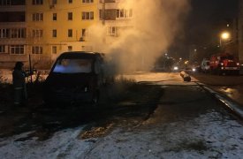 Ночью в Туле на Пролетарской полыхали три автомобиля: бездомный сгорел заживо