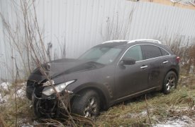 В Туле автоледи на «Инфинити» забыла переобуть автомобиль и врезалась в столб
