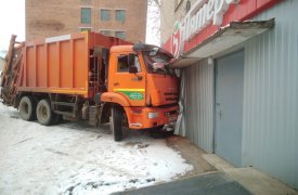 В Тульской области мусоровоз «поскользнулся» и протаранил продуктовый магазин