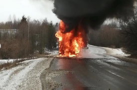 На трассе «Тула-Суворов» полыхал грузовик. Видео