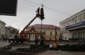 Площадь перед Главпочтамтом в Туле украшают к Новому году