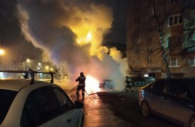 Полыхающая машина в Туле на улице Металлургов попала на видео