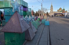 В Туле на площади Ленина начали устанавливать ледяной лабиринт