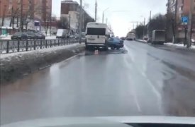 В Туле на улице Ложевой пассажирская маршрутка попала в ДТП