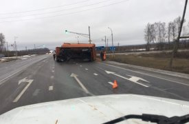 В Туле на Калужском шоссе грузовик перевернулся посреди дороги