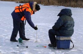 Лед в Центральном парке культуры и отдыха выдержит сразу нескольких туляков: МЧС проверило нижний пруд на безопасность