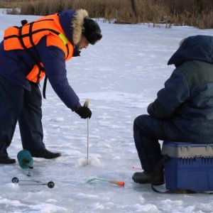 Лед в Центральном парке культуры и отдыха выдержит сразу нескольких туляков: МЧС проверило нижний пруд на безопасность