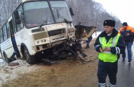 В жуткой аварии под Тулой на трассе М2 пассажирский автобус «раздавил» легковушку: водитель «ВАЗа» погиб на месте, трое пассажиров пострадали
