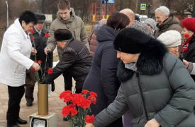 В сквере 70-летия Победы туляки возложили цветы памяти